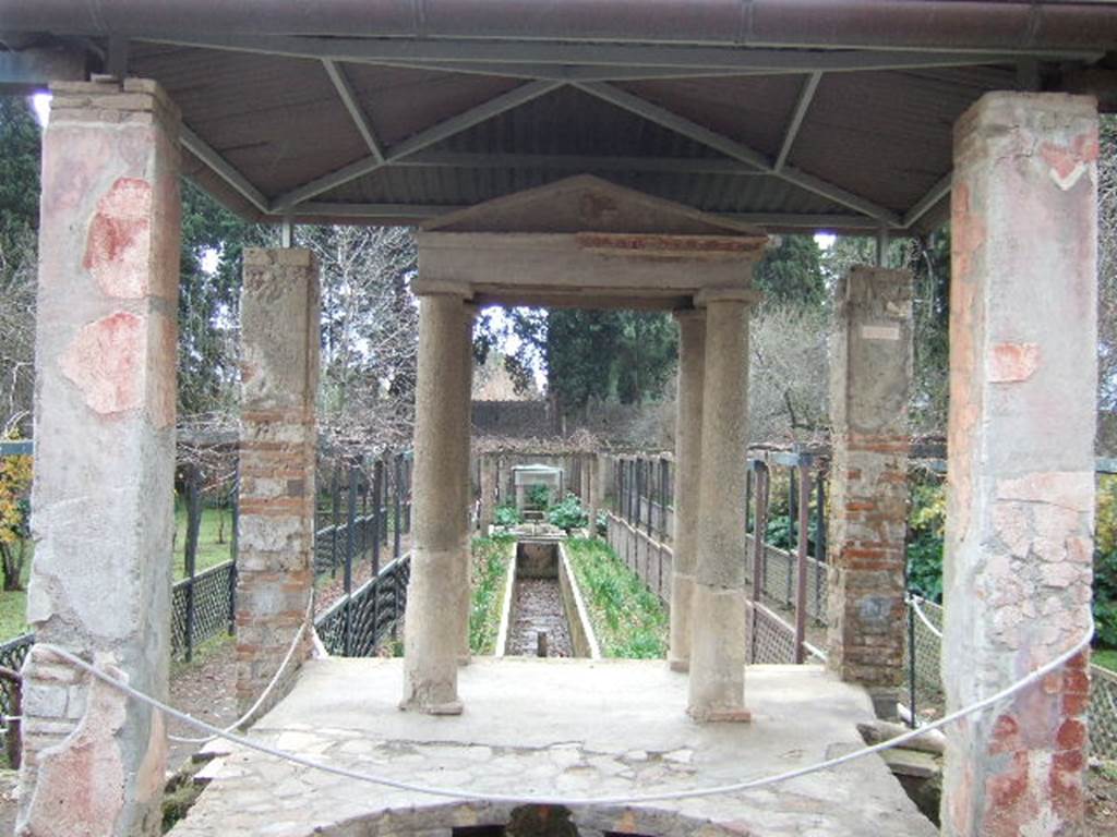 II.2.2 Pompeii. December 2005. Room “l”. Garden. Temple with nymphaeum at the intersection of the upper and lower euripus