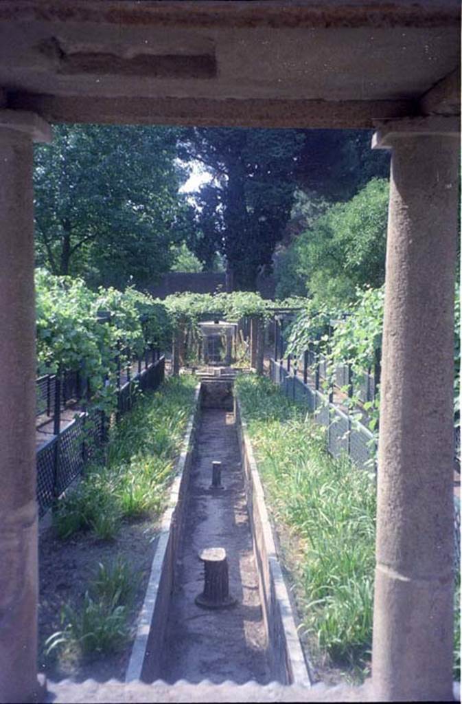 II.2.2 Pompeii. July 2011. Room “l”, garden. Looking south along the lower euripus.
Photo courtesy of Rick Bauer.