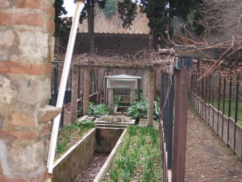 II.2.2 Pompeii. December 2005. Room “l”, garden. Looking south along the lower euripus.