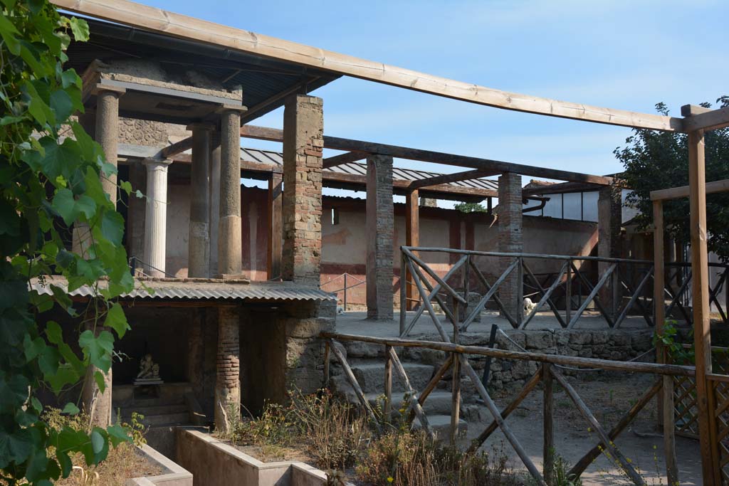 II.2.2 Pompeii. July 2017.
Room “l” (L), looking north-east towards temple and east side of room “i”, the upper euripus, with water feature below on level of lower euripus.
Foto Annette Haug, ERC Grant 681269 DÉCOR.