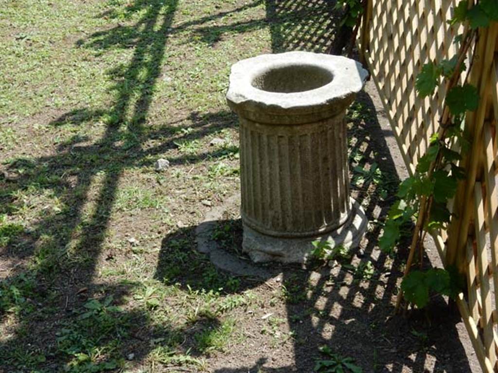 II.2.2 Pompeii. May 2016. Room “l”, garden. Marble puteal on east side of garden.
Photo courtesy of Buzz Ferebee.

