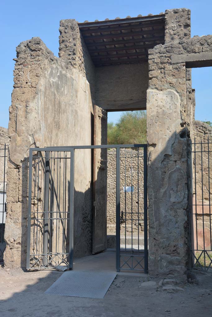 II.2.2 Pompeii. July 2017. Looking north from atrium towards west side of entrance corridor.
Foto Annette Haug, ERC Grant 681269 DÉCOR.

