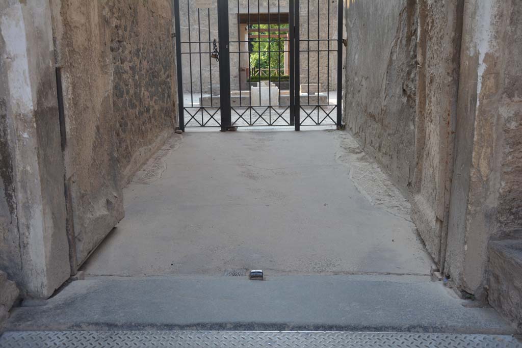 II.2.2 Pompeii. July 2017. Looking south from doorway along entrance corridor 1 towards atrium.
Foto Annette Haug, ERC Grant 681269 DÉCOR.


