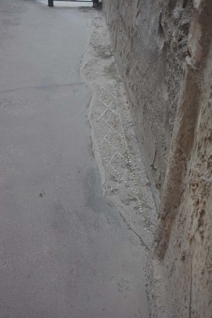 II.2.2 Pompeii. July 2017. 
Entrance corridor/fauces 1, looking south along remaining pattern on west side.
Foto Annette Haug, ERC Grant 681269 DÉCOR.

