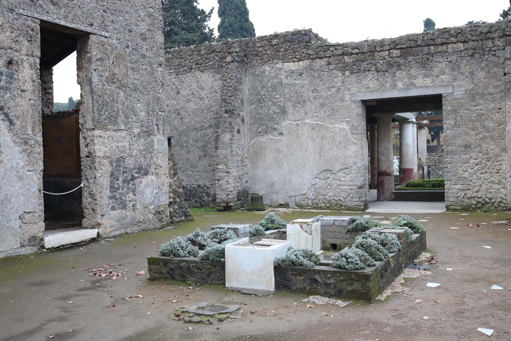 II.2.2 Pompeii. December 2018. Looking south-east across atrium. Photo courtesy of Aude Durand.