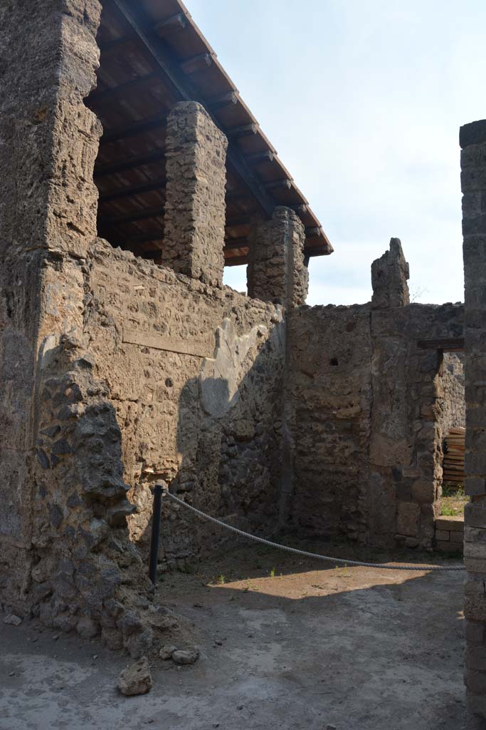 II.2.2 Pompeii. July 2017. Room 5, looking north-east from atrium 2.
Foto Annette Haug, ERC Grant 681269 DÉCOR.