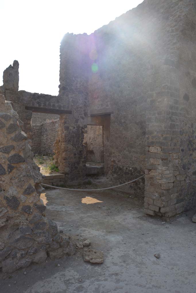 II.2.2 Pompeii. July 2017. Room 5, looking south-east from atrium 2.
Foto Annette Haug, ERC Grant 681269 DÉCOR.