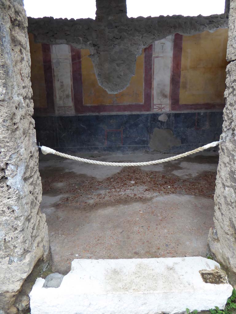 II.2.2 Pompeii. January 2017. Room “c”, looking through entrance doorway towards east wall.
Foto Annette Haug, ERC Grant 681269 DÉCOR.