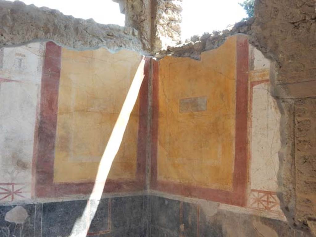 II.2.2 Pompeii. May 2016.
Room “c”, south-east corner with remains of painted panel at east end of south wall.
Photo courtesy of Buzz Ferebee.