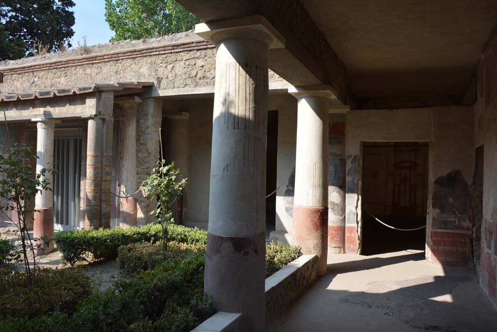 II.2.2 Pompeii. July 2017. Pseudoperistyle “g”, looking west towards doorway to room “d”, on right.
Foto Annette Haug, ERC Grant 681269 DÉCOR.