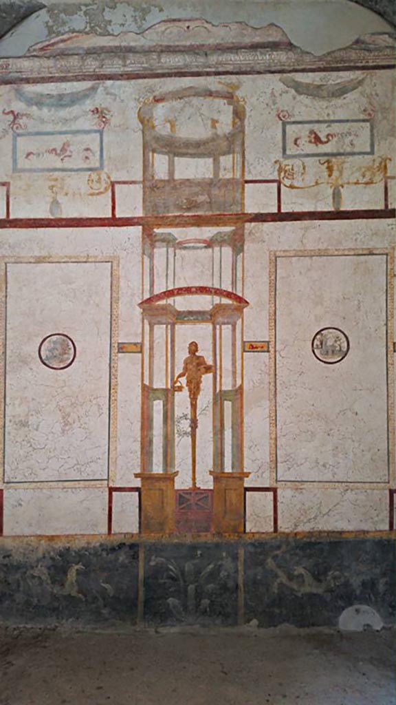 II.2.2 Pompeii. 2016/2017.
Room “d”, west wall. Photo courtesy of Giuseppe Ciaramella.