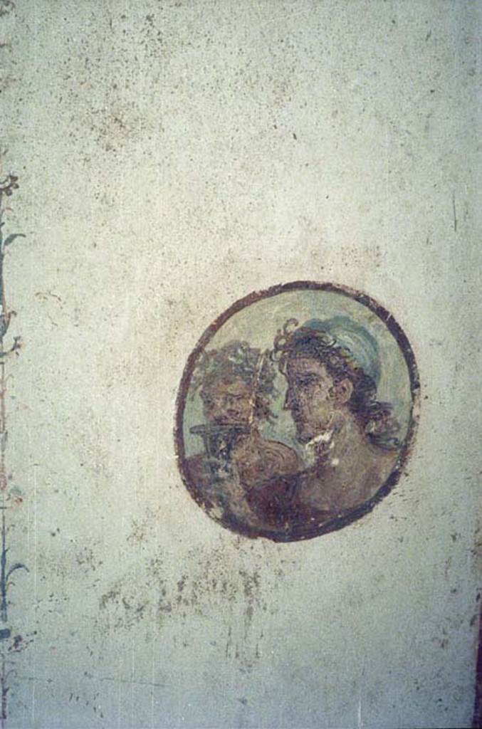 II.2.2 Pompeii. July 2011.
Room “f”, round painted portrait medallion of two faces, from the east wall.
Photo courtesy of Rick Bauer.