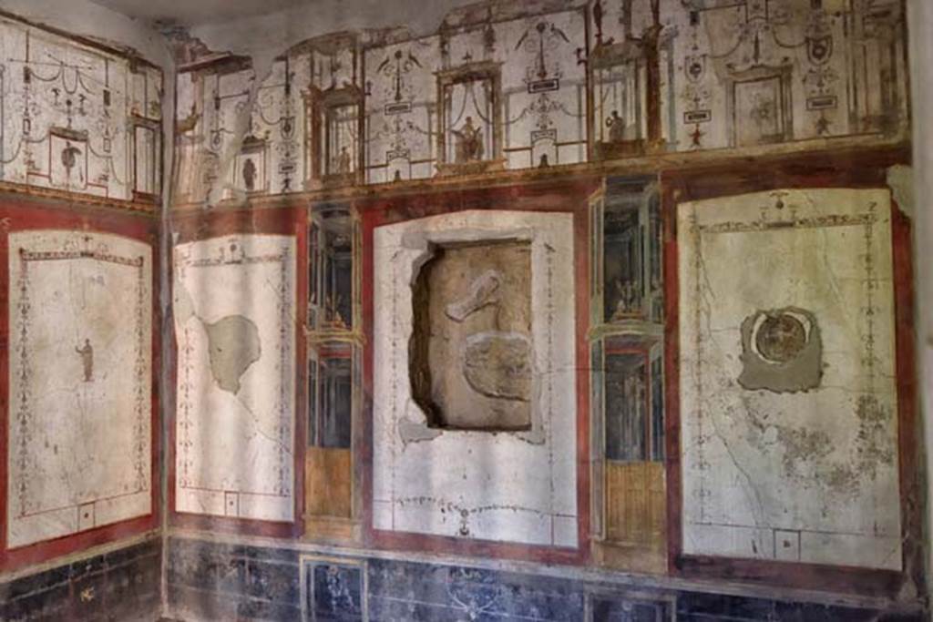 II.2.2 Pompeii. April 2018. Room “f”, looking towards south-west corner and west wall.
Photo courtesy of Ian Lycett-King.
Use is subject to Creative Commons Attribution-NonCommercial License v.4 International.