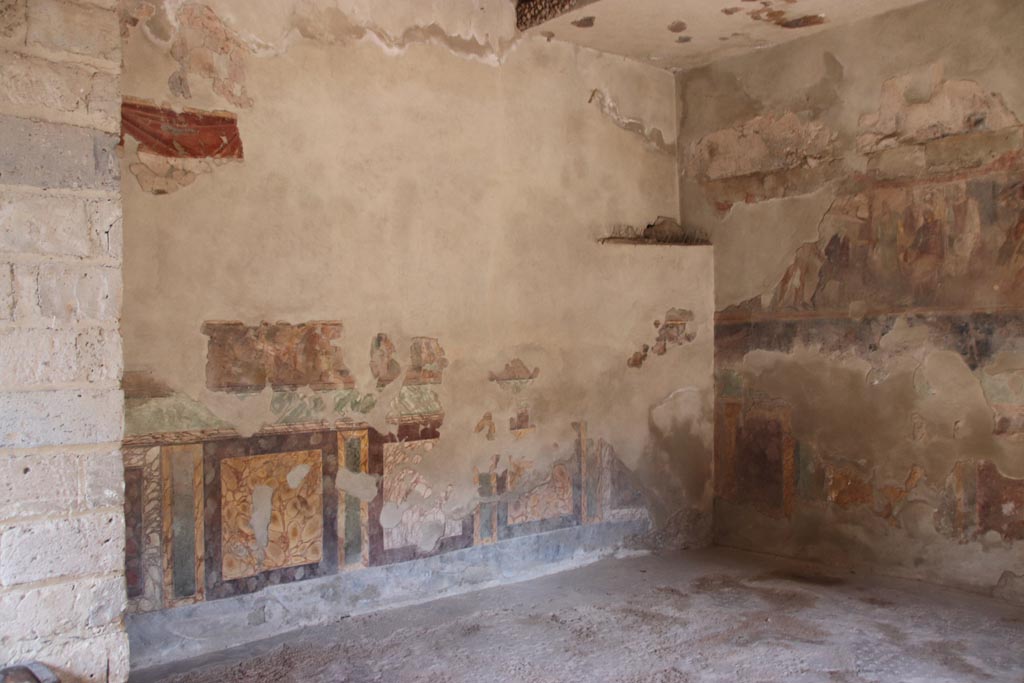 II.2.2 Pompeii. October 2022.
Triclinium “h”, looking east along north wall towards north-east corner of triclinium. Photo courtesy of Klaus Heese