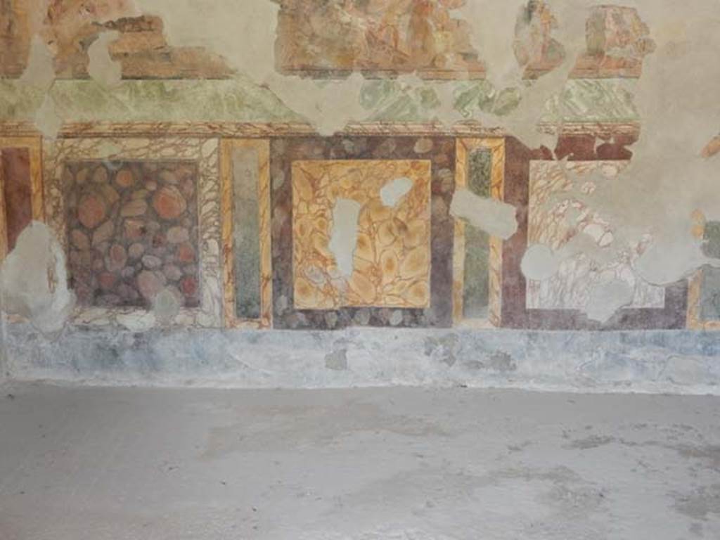 II.2.2 Pompeii. May 2016. Room “h”, marble style zoccolo or lower part of north wall.
Photo courtesy of Buzz Ferebee.