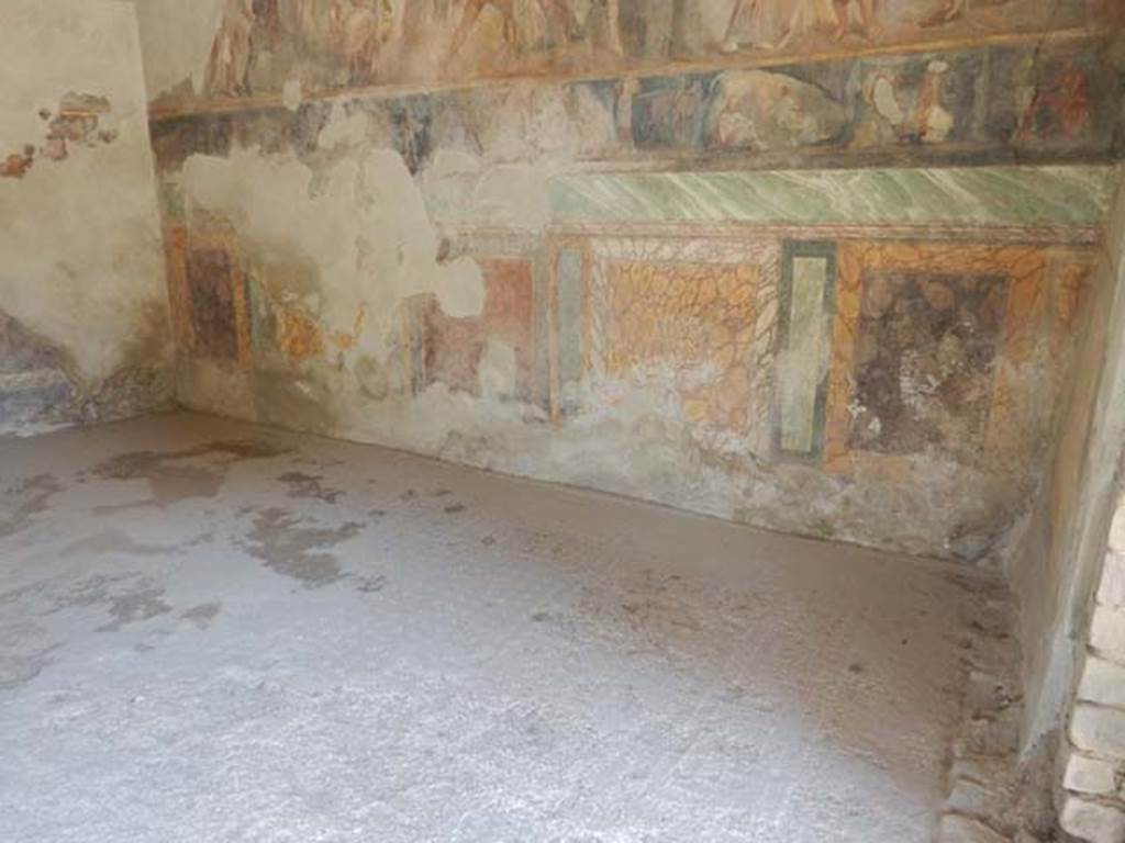 II.2.2 Pompeii. May 2016. Room “h”, marble style zoccolo or lower part of east wall.
Photo courtesy of Buzz Ferebee.