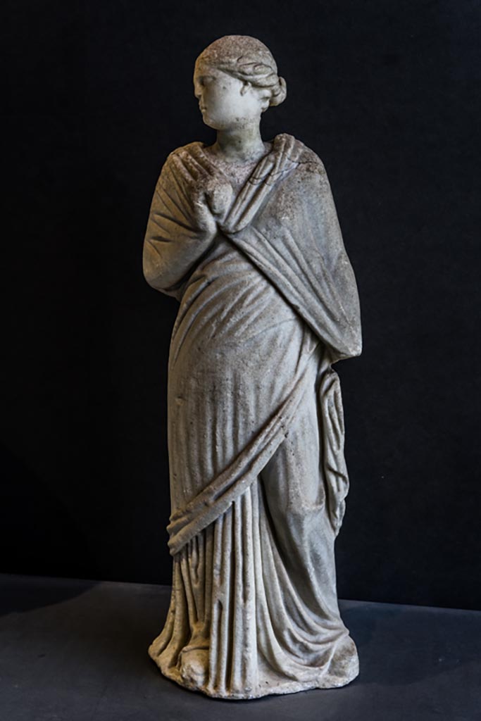 II.2.2 Pompeii. January 2023.
Room “i”, looking south to front of statue of Mnemosyne or Erato.
On display in exhibition in the Palaestra. Photo courtesy of Johannes Eber.