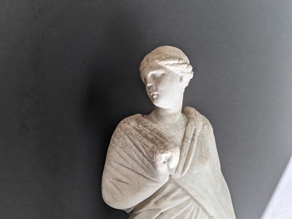 II.2.2 Pompeii. April 2022.
Detail of statue of muse Mnemosyne or Erato, on display in exhibition in the Palaestra. Photo courtesy of Giuseppe Ciaramella.