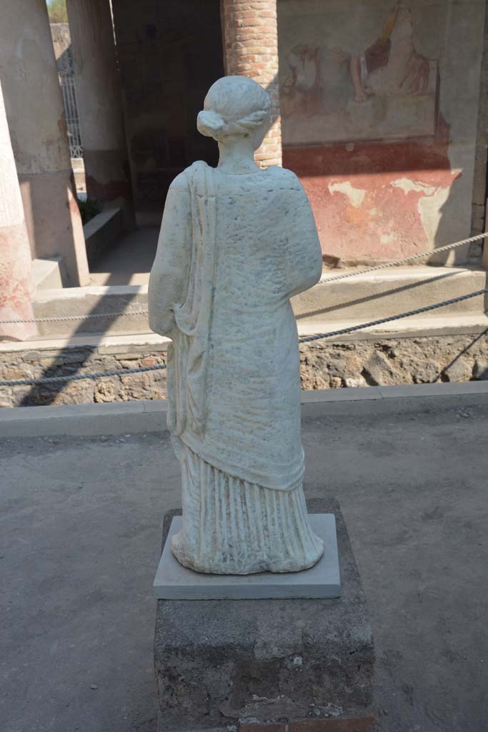II.2.2 Pompeii. July 2017. Room “i”, rear of statue of Mnemosyne or Erato.
Foto Annette Haug, ERC Grant 681269 DÉCOR.