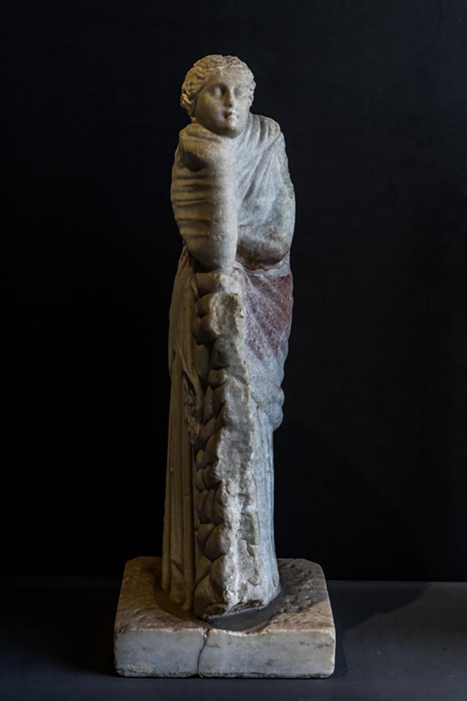 II.2.2 Pompeii. January 2023.
Marble statue of the muse Polyhymnia, on display in exhibition in Palaestra.
Photo courtesy of Johannes Eber.