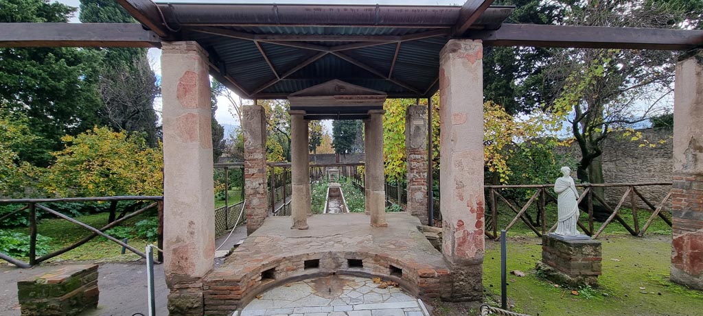 II.2.2 Pompeii. December 2023.
Room “i”, looking south to temple at junction of upper and lower euripus, see room “l” (L) for further photos. Photo courtesy of Miriam Colomer.