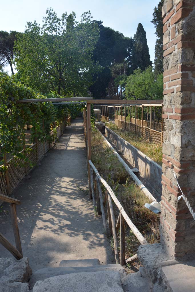 II.2.2 Pompeii. July 2017.
Room “l” (L), looking south across garden from room “i”, on east side of temple.
Foto Annette Haug, ERC Grant 681269 DÉCOR.