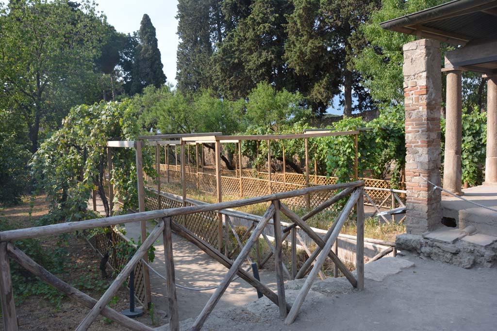 II.2.2 Pompeii. July 2017.
Room “l” (L), looking south-west across garden from east side of temple in room “i”, on upper euripus level.
Foto Annette Haug, ERC Grant 681269 DÉCOR.