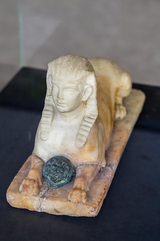 II.2.2 Pompeii. January 2023.
Room “i”, white statuette of Sphinx, found on the north side of the upper euripus.
On display in exhibition in Palaestra. Photo courtesy of Johannes Eber