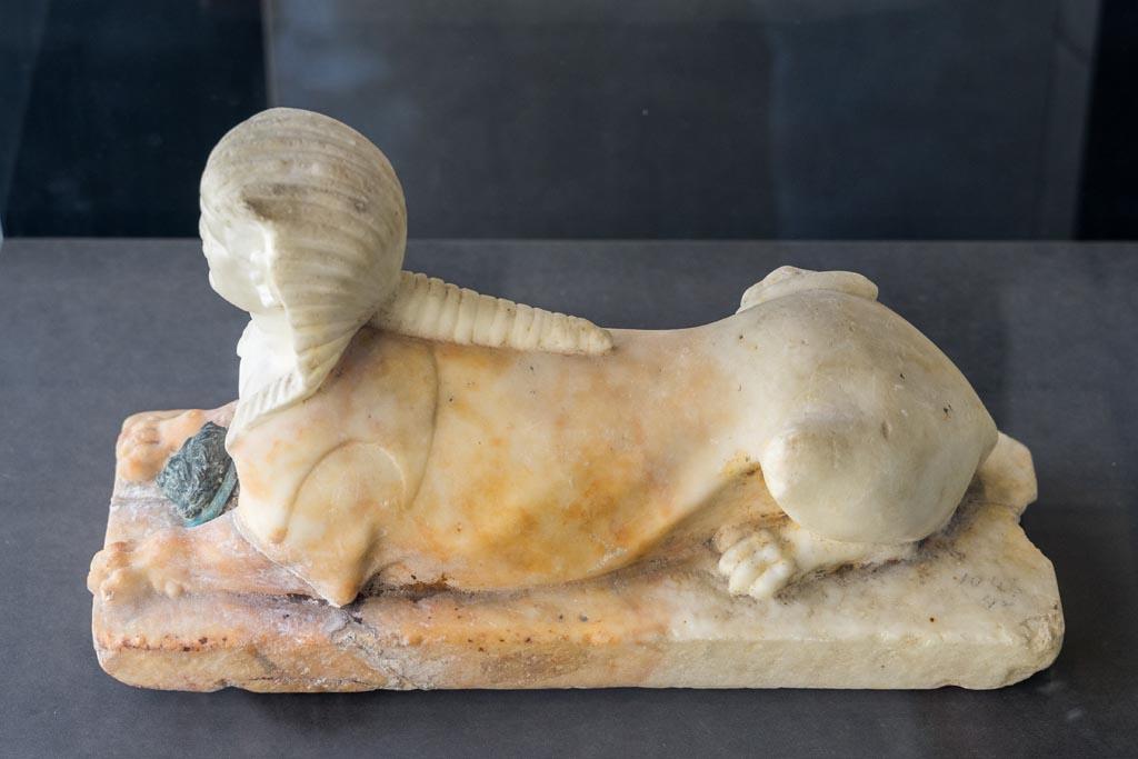 II.2.2 Pompeii. January 2023. Room “i”, white statuette of Sphinx, found on the north side of the upper euripus.
On display in exhibition in Palaestra. Photo courtesy of Johannes Eber