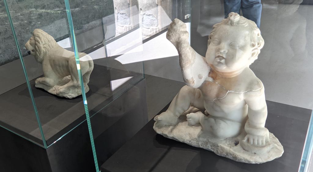 II.2.2 Pompeii. April 2022.
Room “i”. White marble statuette of a young Hercules strangling a snake. On display in exhibition in Palaestra.
Photo courtesy of Giuseppe Ciaramella.