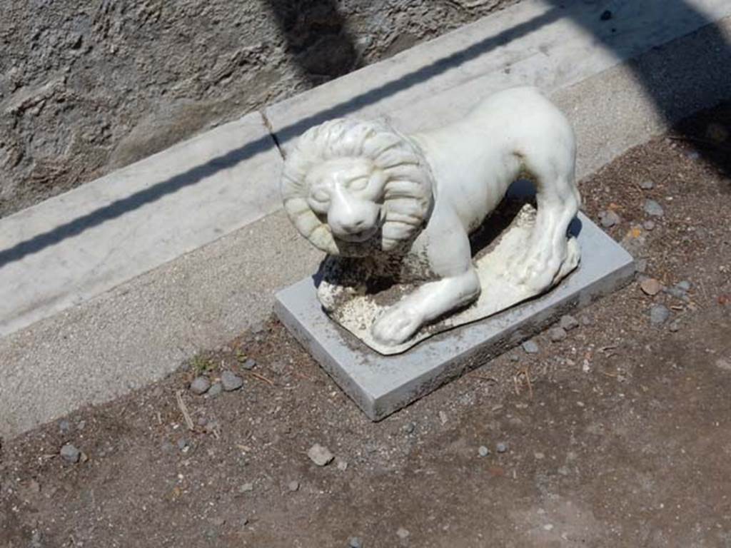 II.2.2 Pompeii. May 2016. Room “i”. White statue of a lion, found on the south side of the upper euripus. Photo courtesy of Buzz Ferebee.