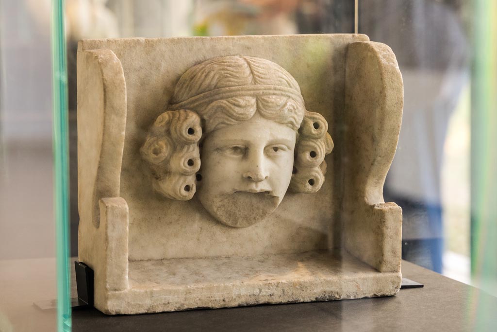 II.2.2 Pompeii. January 2023.
Room “i”. White statue of mask of a woman found on the south side of the upper euripus. On display in exhibition in Palaestra.
Photo courtesy of Johannes Eber.