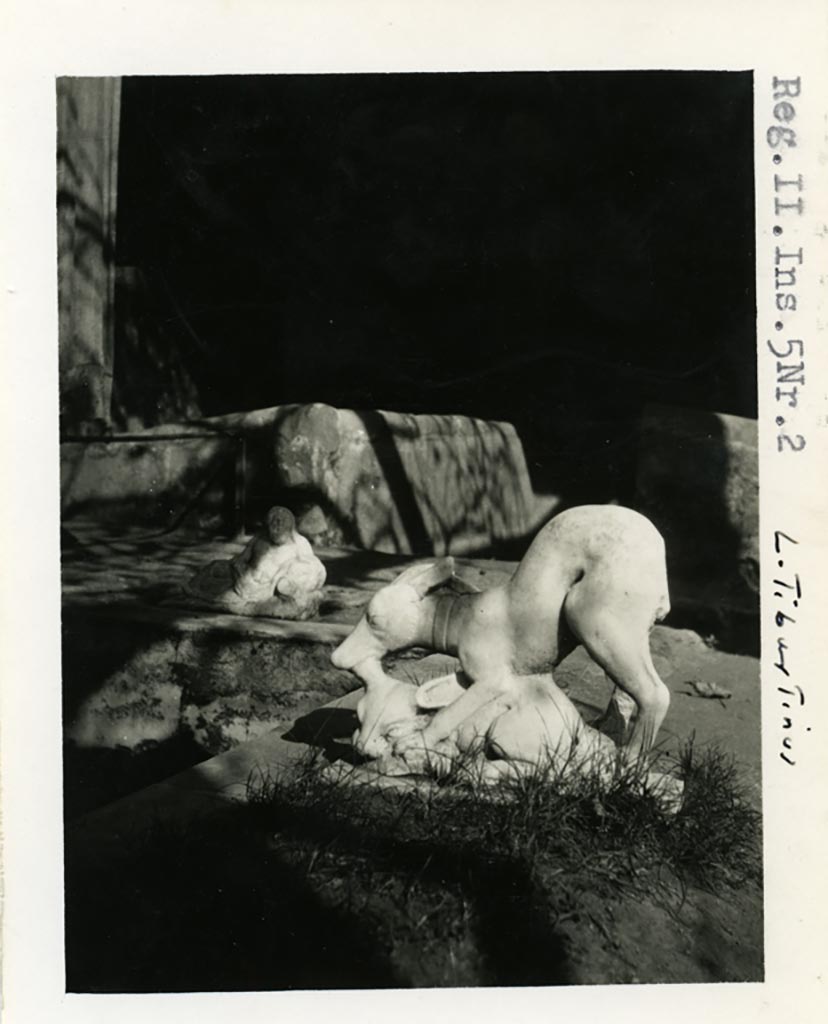 II.2.2 Pompeii. Pre-1937-39. Room “i”, statuettes on sides of upper euripus.
Photo courtesy of American Academy in Rome, Photographic Archive. Warsher collection no. 004.
