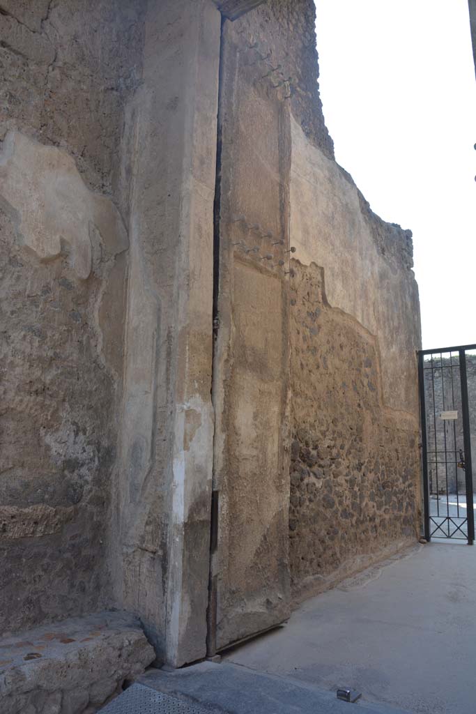 II.2.2 Pompeii. July 2017.
Looking towards east side of entrance doorway, with plaster cast of the shutters.
Foto Annette Haug, ERC Grant 681269 DÉCOR.