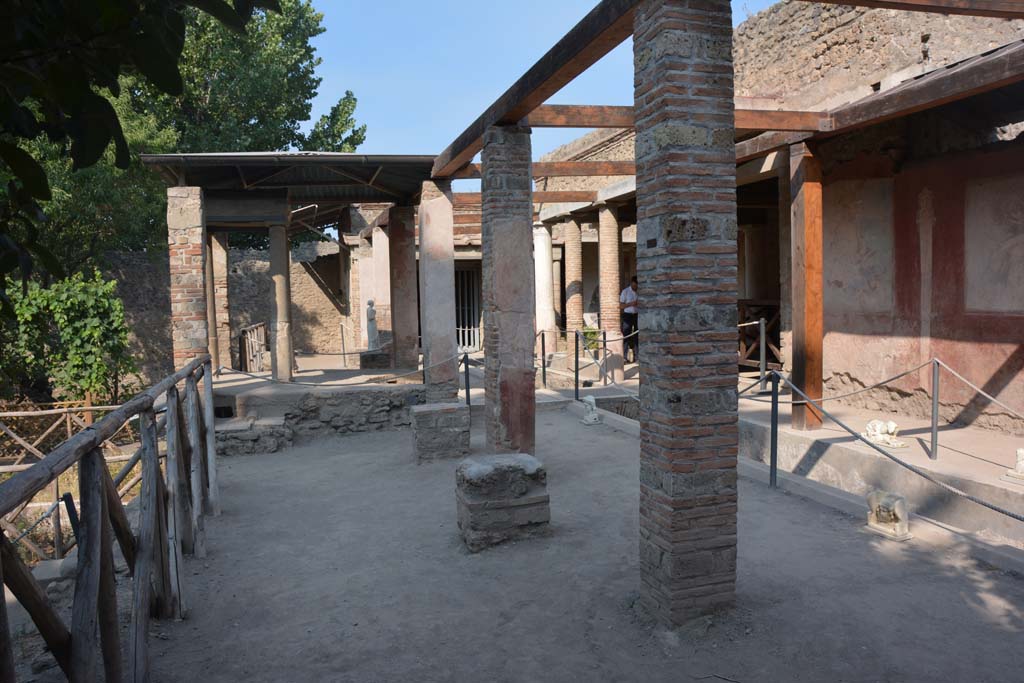 II.2.2 Pompeii. July 2017. Room “i”, looking west along upper euripus.
Foto Annette Haug, ERC Grant 681269 DÉCOR.