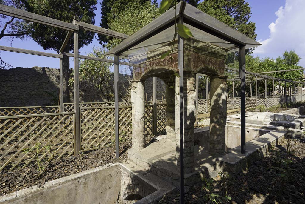 II.2.2 Pompeii. August 2021.
Room “l”, garden, looking north-west towards small pavilion from east side of garden. Photo courtesy of Robert Hanson.