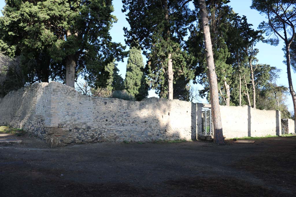 II.2.5 Pompeii. September 2018.
Looking along south side of insula II.2, with entrance doorway leading to garden area, at II.2.5. Photo courtesy of Aude Durand.