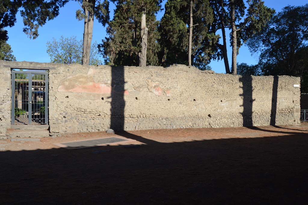 II.2.5 Pompeii. October 2017. East side of garden entrance doorway, on south side of Insula II.2.
Foto Taylor Lauritsen, ERC Grant 681269 DÉCOR.