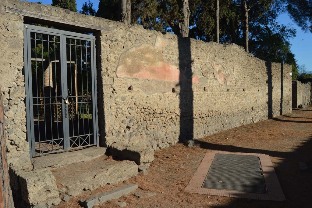 II.2.5 Pompeii. October 2017.
Looking along the east side of the garden entrance doorway, where the remains of painted graffiti were found.
Lower right, the grating for the Sarno canal, outside the south wall of II.2.5.
Foto Taylor Lauritsen, ERC Grant 681269 DÉCOR.