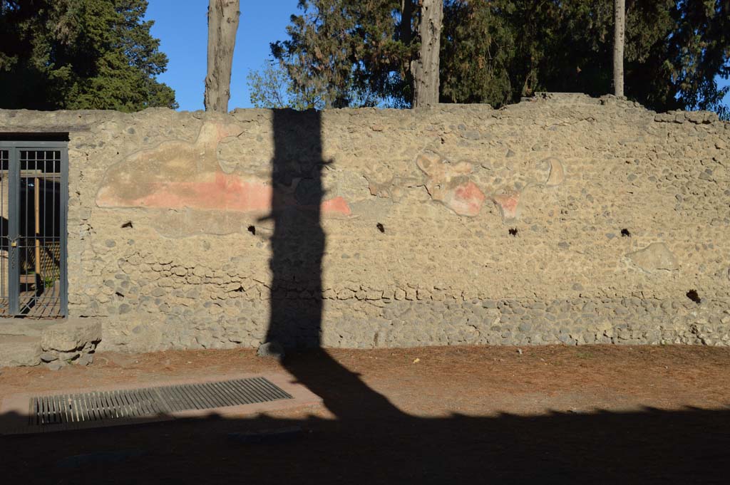 II.2.5 Pompeii. October 2017.
Detail of remaining painted stucco, site of a frieze of scenes of gladiators and their fights, together with electoral recommendations on either side. Today they have completely disappeared.
Foto Taylor Lauritsen, ERC Grant 681269 DÉCOR.