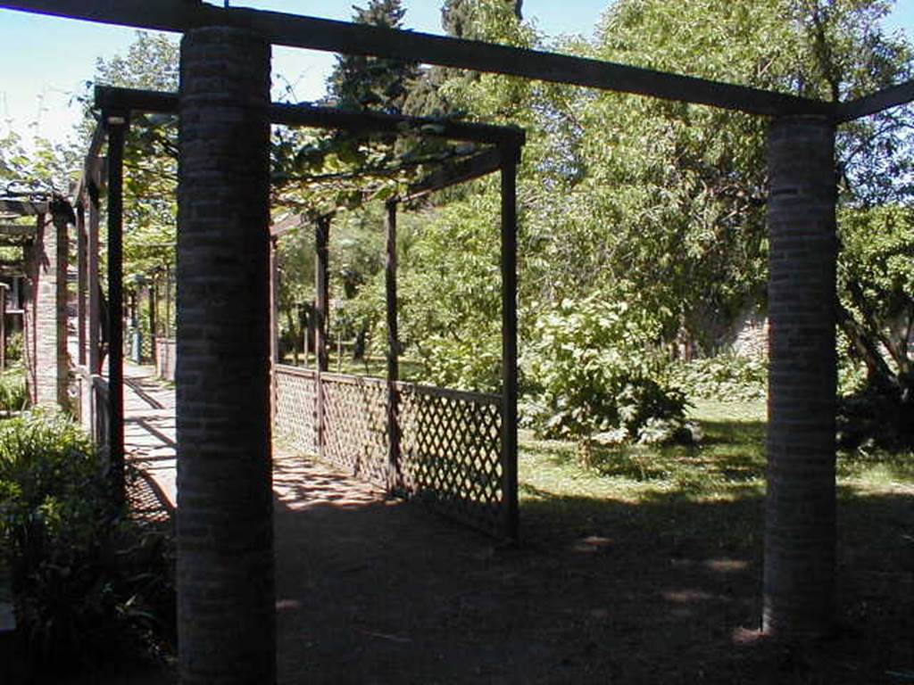 II.2.5 Pompeii. May 2005. East side of the garden, from the rear entrance.