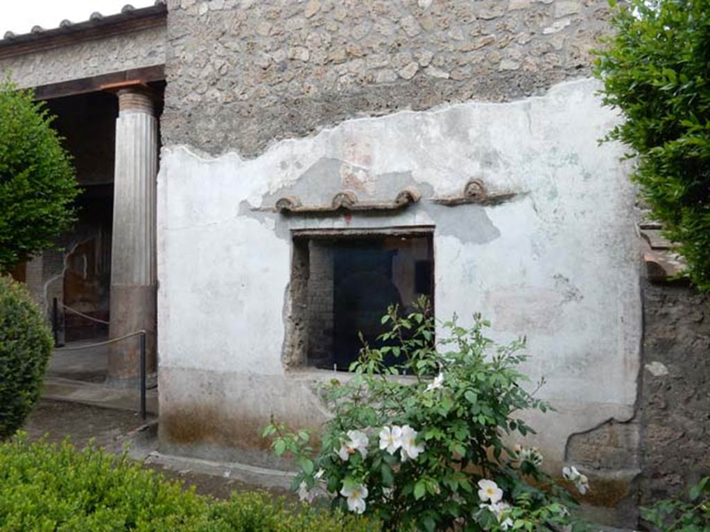 II.3.3 Pompeii. May 2016. Room 11, window to room 10, on east side of peristyle.
Photo courtesy of Buzz Ferebee.
