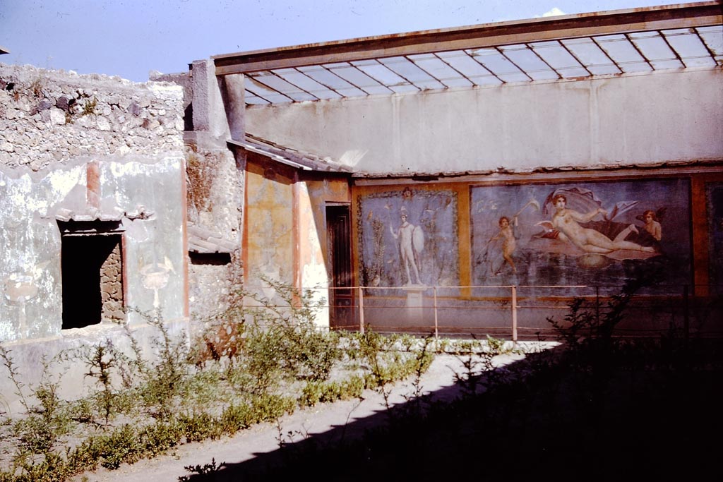 II.3.3 Pompeii. 1961.
Room 11, looking towards the south-east corner, with window to room 10, on the left. Photo by Stanley A. Jashemski.
Source: The Wilhelmina and Stanley A. Jashemski archive in the University of Maryland Library, Special Collections (See collection page) and made available under the Creative Commons Attribution-Non Commercial License v.4. See Licence and use details.
J61f0761