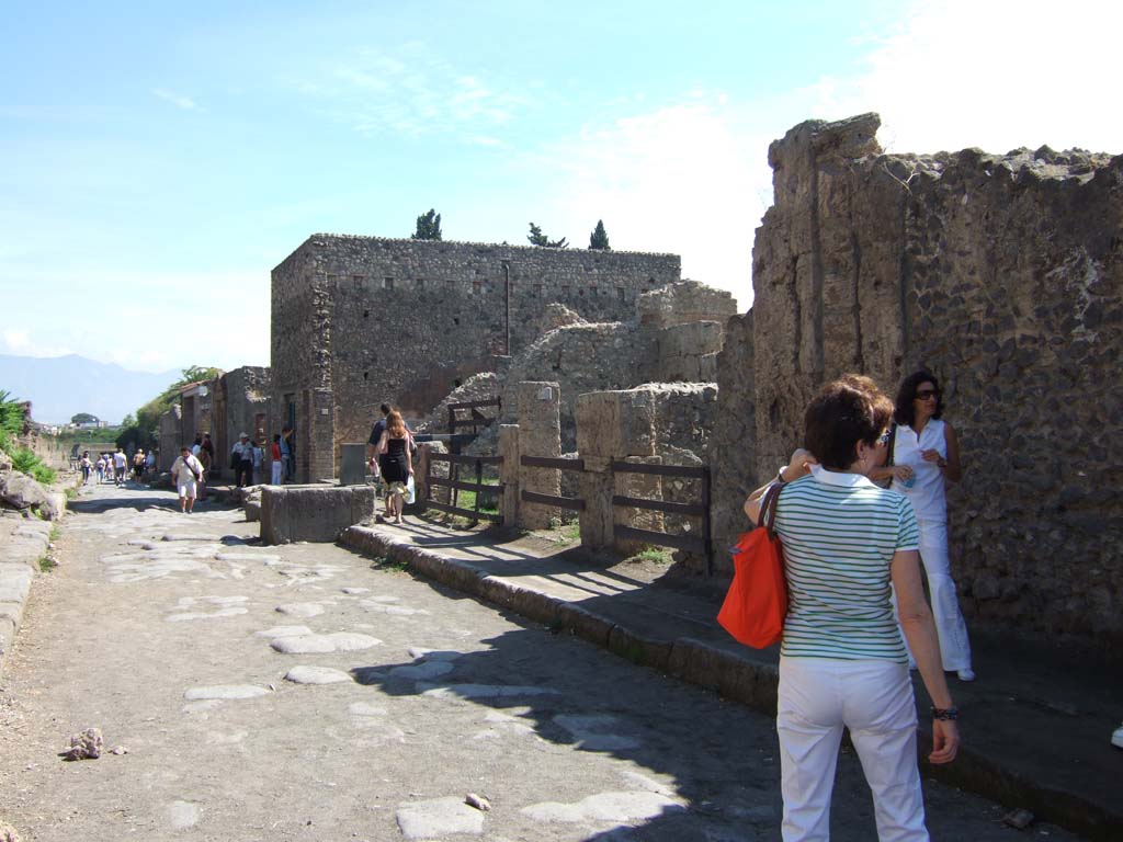 Pompeii, Via dell’ Abbondanza, Fountain at II.3.5, and entrances of II.3.4 and II.3.3. September 2005. 