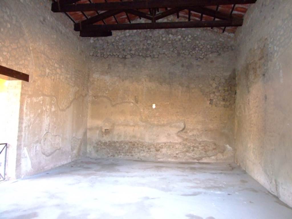 II.3.3 Pompeii. March 2009. Room 5, west wall of oecus. According to the information board, the walls of this oecus on the west side of the atrium were without decoration. It had only just been added to the house at the time of the eruption.
Only the black and white mosaic floor had been laid.