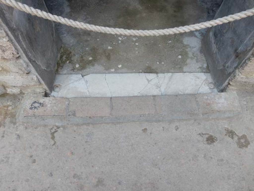 II.3.3 Pompeii. May 2016. Doorway to room 6, detail of threshold and floor. Photo courtesy of Buzz Ferebee.