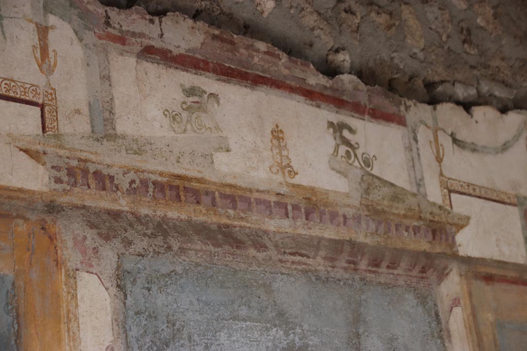 II.3.3 Pompeii. October 2022. Room 10, detail from centre of upper east wall. Photo courtesy of Klaus Heese