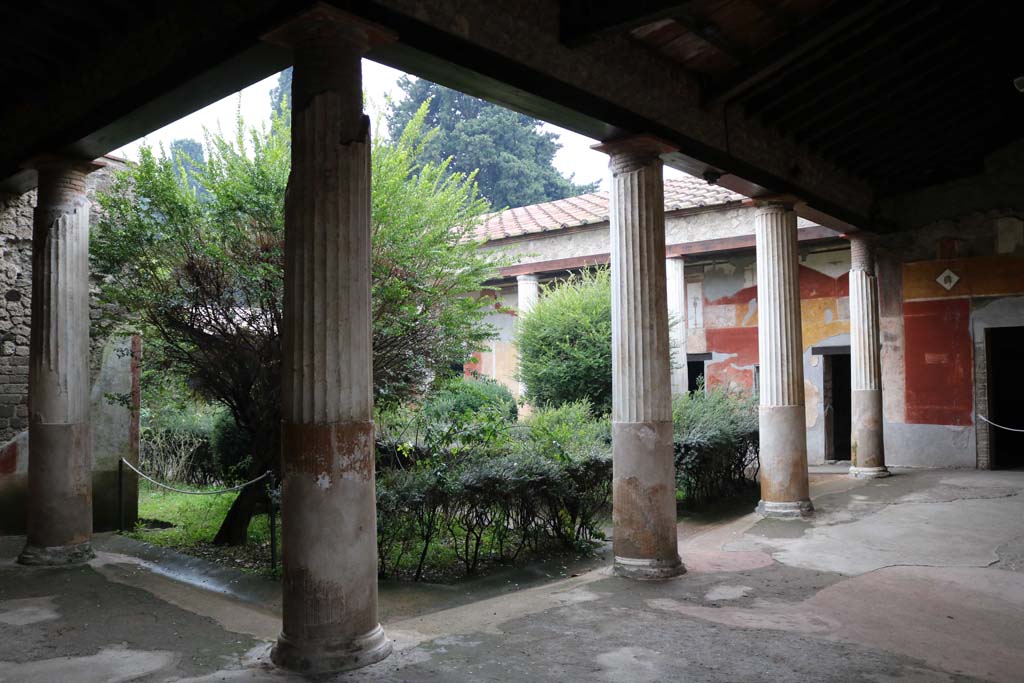 II.3.3 Pompeii. December 2018.
Room 11, looking towards west portico, on right, across north portico and peristyle garden. Photo courtesy of Aude Durand.