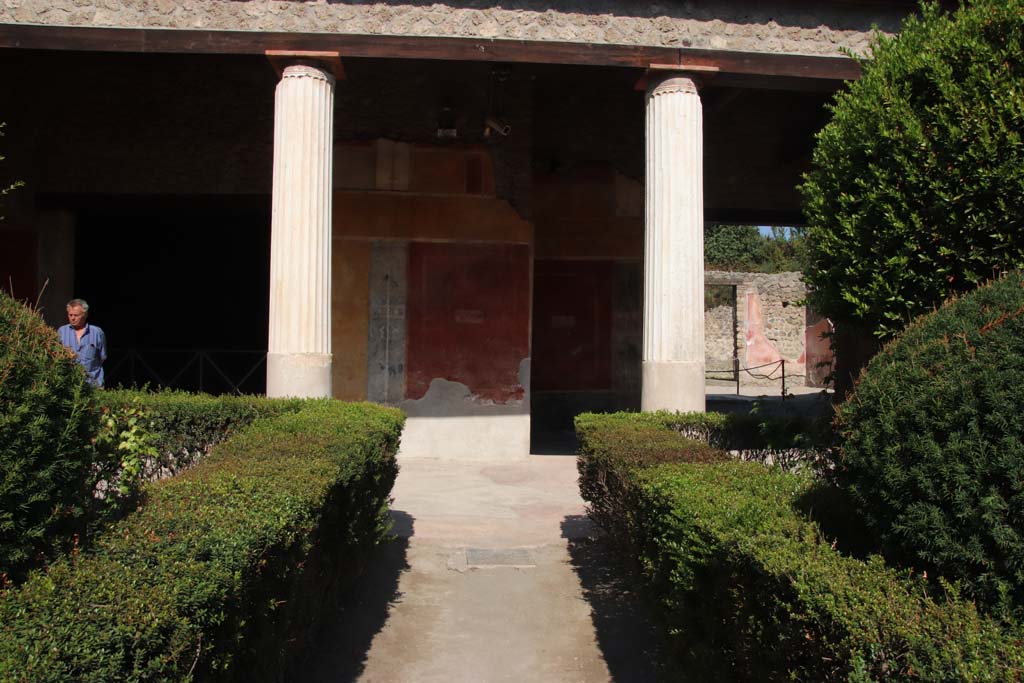 II.3.3 Pompeii. September 2017. Looking towards north portico and doorway to atrium, on right.
Photo courtesy of Klaus Heese.