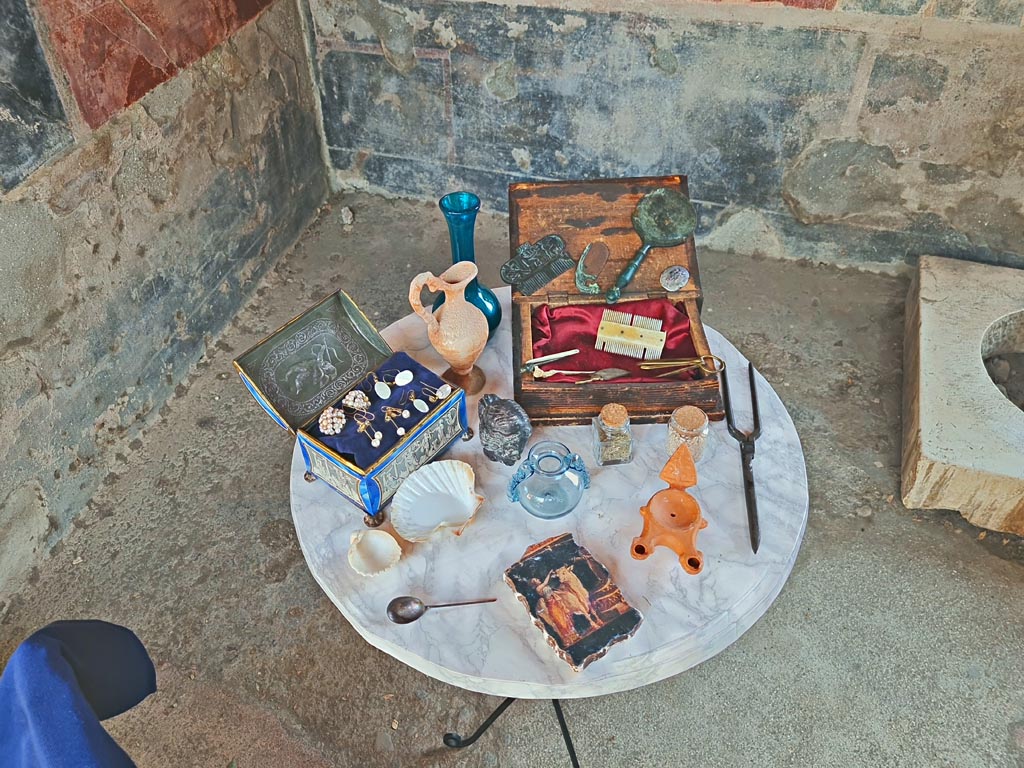 II.3.3 Pompeii. 8th June 2024. Room 11, reproduction items from a ladies’ dressing table. Photo courtesy of Giuseppe Ciaramella.
Historical reconstruction entitled L’altra Pompei prende vita (The other Pompeii comes to life).